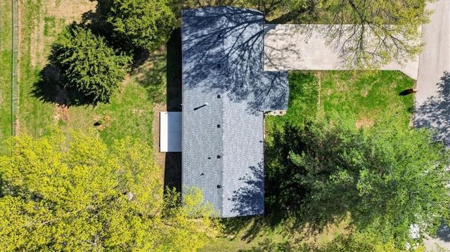 7810 NW Bluegrass Drive, Parkville, MO 64152