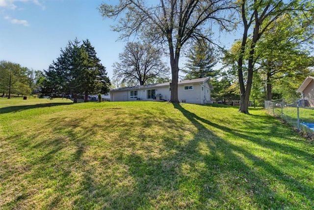 7810 NW Bluegrass Drive, Parkville, MO 64152