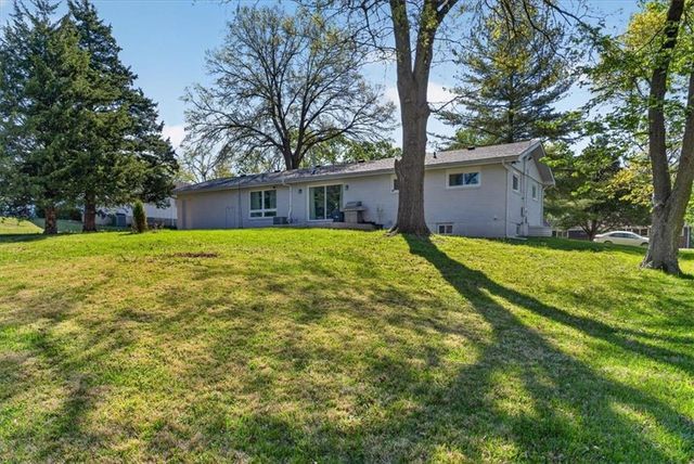 7810 NW Bluegrass Drive, Parkville, MO 64152