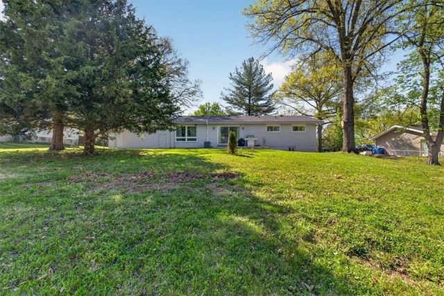 7810 NW Bluegrass Drive, Parkville, MO 64152