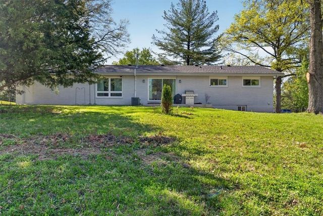 7810 NW Bluegrass Drive, Parkville, MO 64152