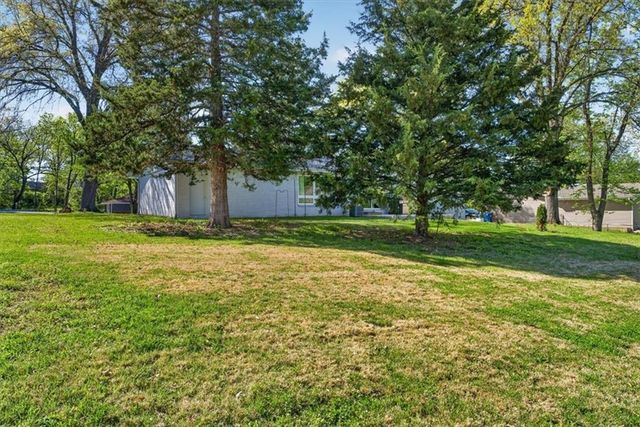 7810 NW Bluegrass Drive, Parkville, MO 64152