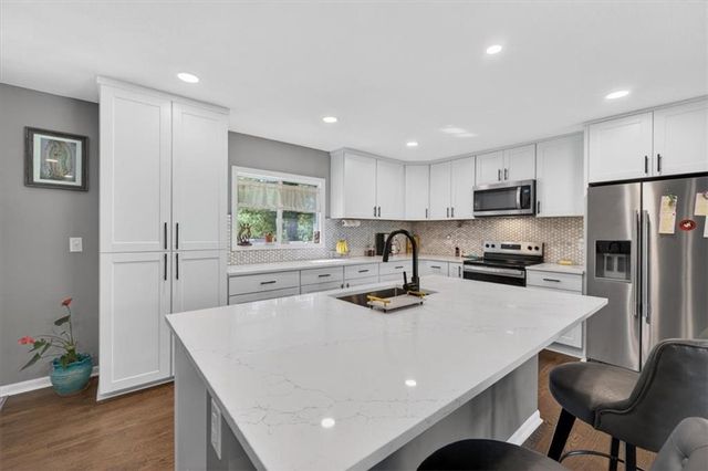 7810 NW Bluegrass Drive, Parkville, MO 64152