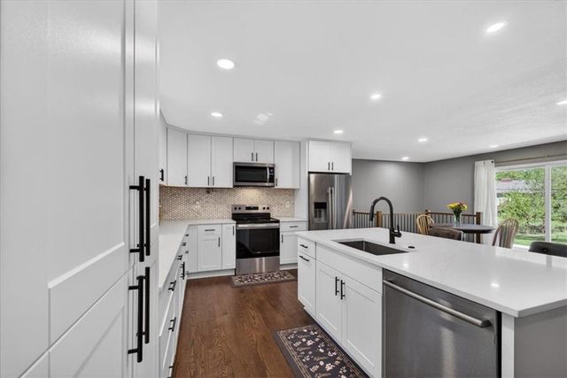7810 NW Bluegrass Drive, Parkville, MO 64152
