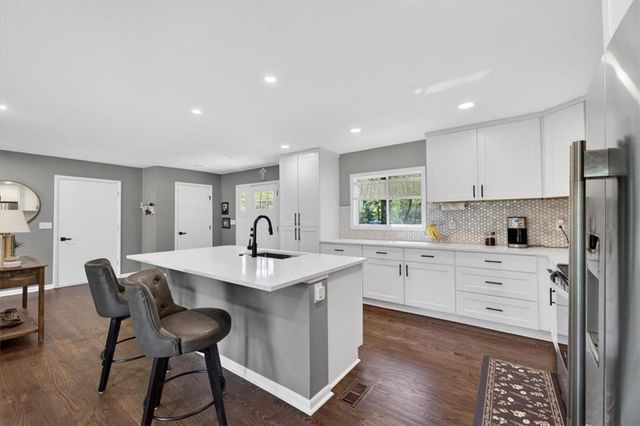 7810 NW Bluegrass Drive, Parkville, MO 64152