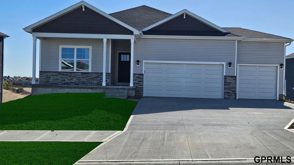 9111 Alexandra Road, Papillion, NE 68157