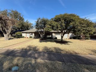 2801 W Aspen Court, Plano, TX 75075