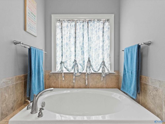 105 Willow Lake Circle SW, Huntsville, AL 35824