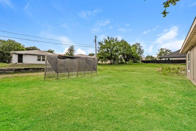 313 Bounding Main Street, Gun Barrel City, TX 75156