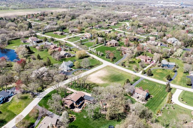 2 Equestrian Way, Lemont, IL 60439