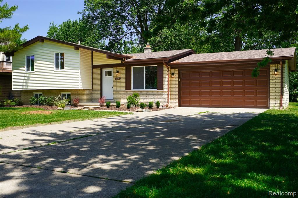 48297 Mallard Drive, New Baltimore, MI 48047