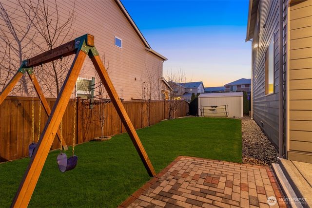 985 Riley Drive E, Enumclaw, WA 98022