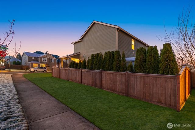 985 Riley Drive E, Enumclaw, WA 98022