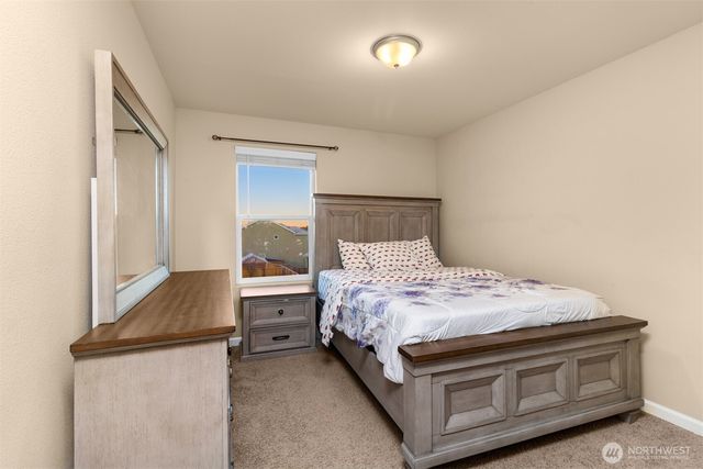 985 Riley Drive E, Enumclaw, WA 98022