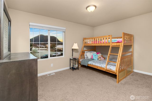 985 Riley Drive E, Enumclaw, WA 98022