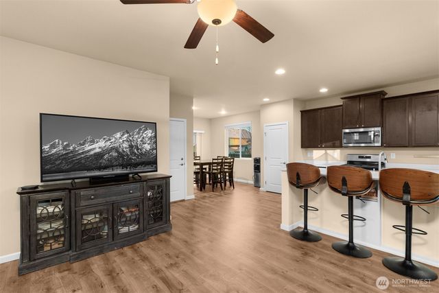 985 Riley Drive E, Enumclaw, WA 98022