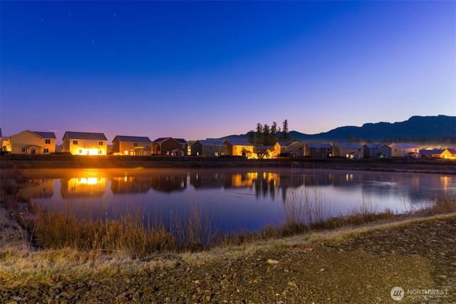 985 Riley Drive E, Enumclaw, WA 98022