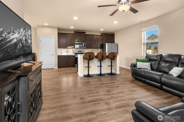 985 Riley Drive E, Enumclaw, WA 98022