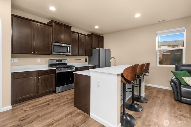 985 Riley Drive E, Enumclaw, WA 98022