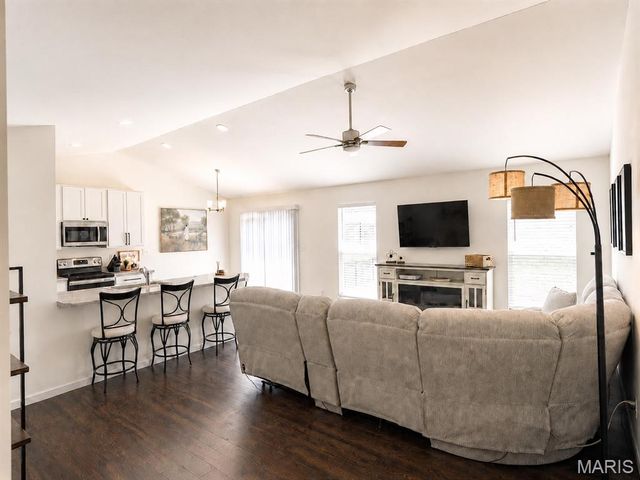 33 Brush Creek Drive, Pacific, MO 63069