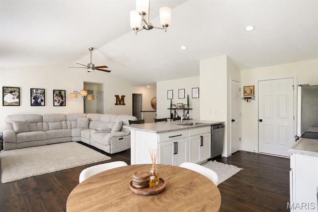 33 Brush Creek Drive, Pacific, MO 63069