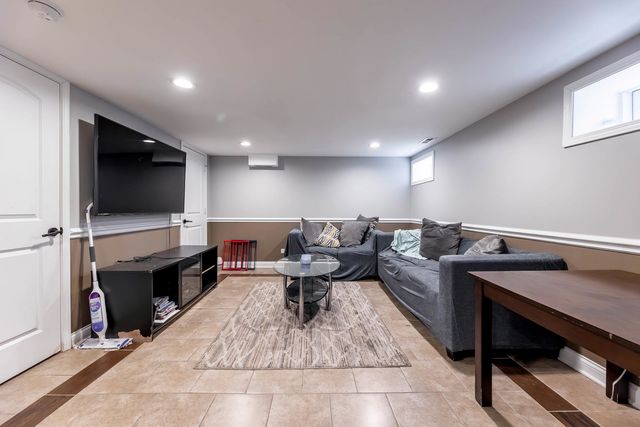 7931 S Paxton Avenue, Chicago, IL 60617