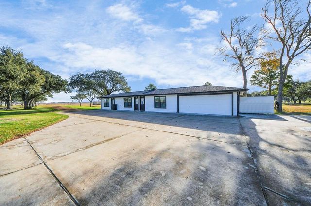 5523 Ehrman Lake Lane, Wallis, TX 77485