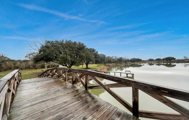 5523 Ehrman Lake Lane, Wallis, TX 77485