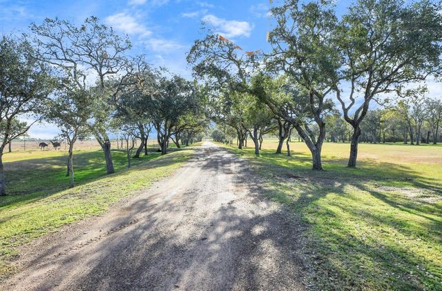 5523 Ehrman Lake Lane, Wallis, TX 77485