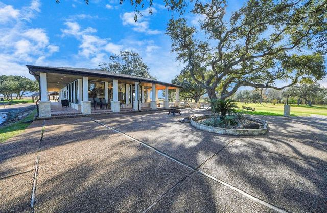 5523 Ehrman Lake Lane, Wallis, TX 77485