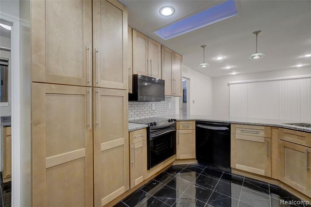 2451 Sanders Place, Bloomfield Hills, MI 48302