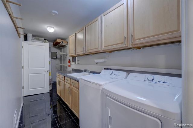 2451 Sanders Place, Bloomfield Hills, MI 48302