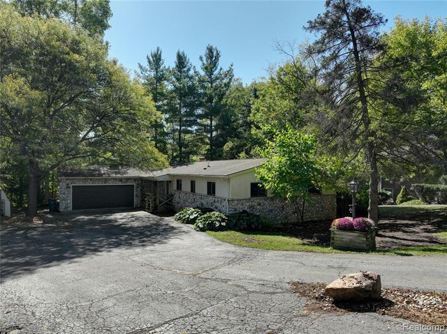 2451 Sanders Place, Bloomfield Hills, MI 48302