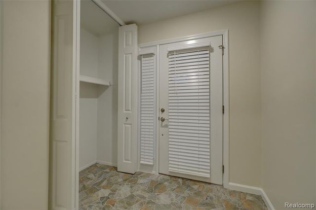 2451 Sanders Place, Bloomfield Hills, MI 48302