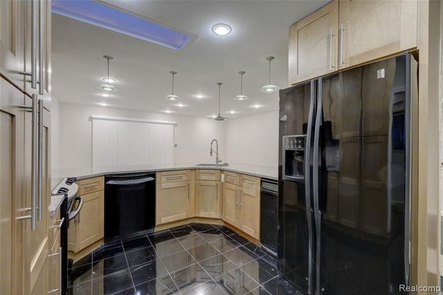 2451 Sanders Place, Bloomfield Hills, MI 48302