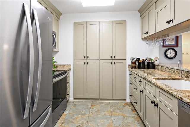 27 Plantation Drive 201, Vero Beach, FL 32966