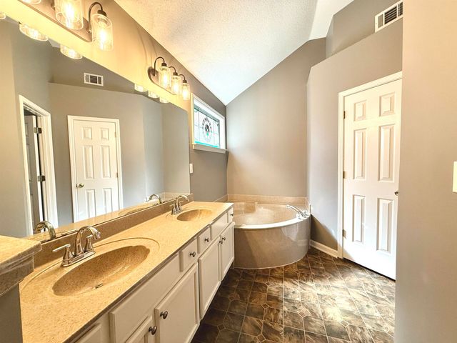6833 SHOWBOAT LN, Cordova, TN 38018