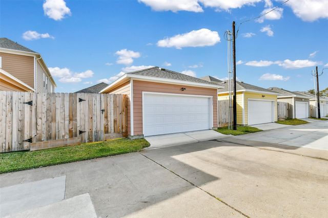 2517 S Houston Avenue, Pearland, TX 77581