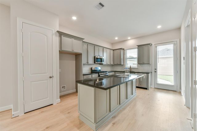 2517 S Houston Avenue, Pearland, TX 77581