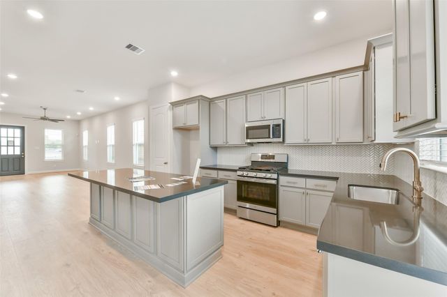 2517 S Houston Avenue, Pearland, TX 77581