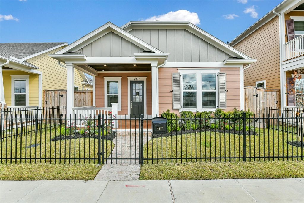 2517 S Houston Avenue, Pearland, TX 77581