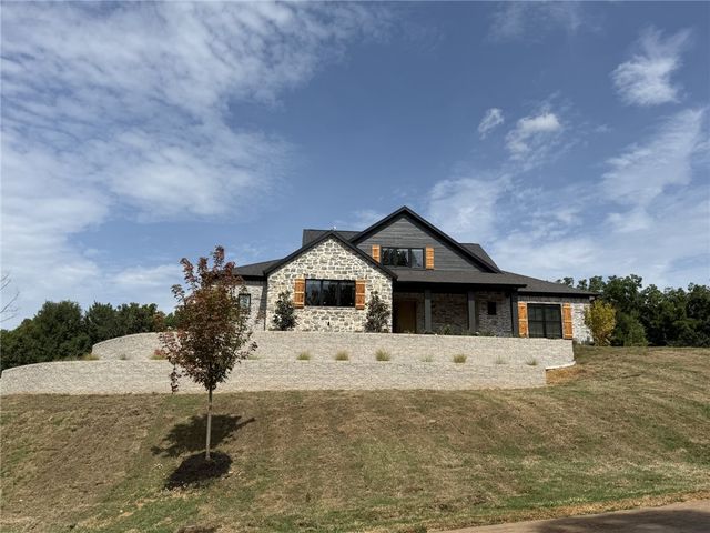 586 Winding Spring Drive, Fayetteville, AR 72703