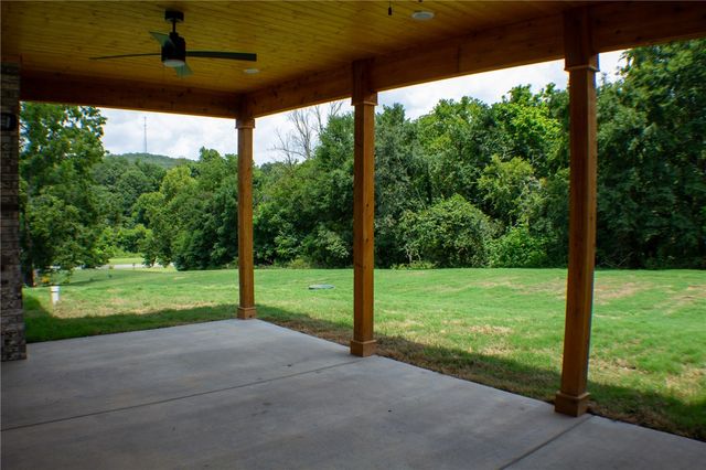 586 Winding Spring Drive, Fayetteville, AR 72703