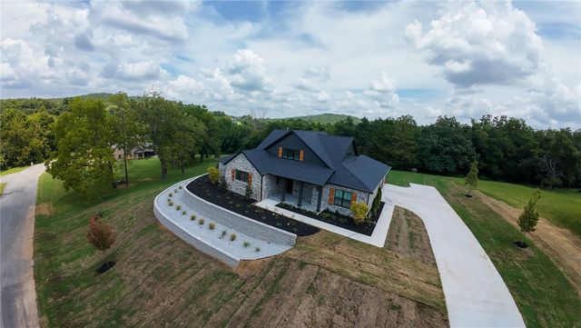 586 Winding Spring Drive, Fayetteville, AR 72703
