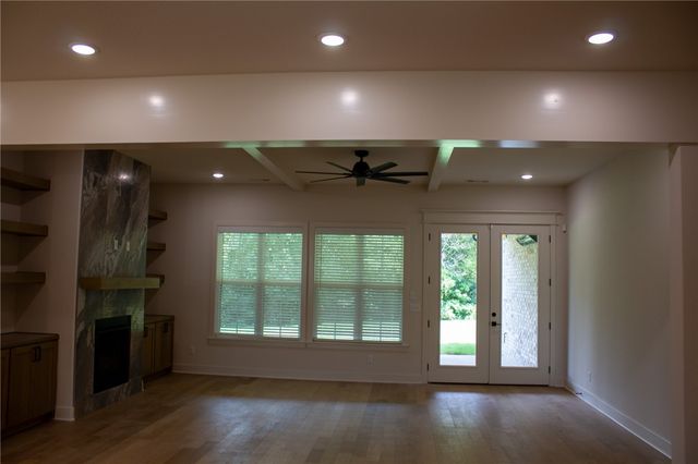 586 Winding Spring Drive, Fayetteville, AR 72703