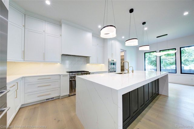 394 S Glenhurst, Birmingham, MI 48009