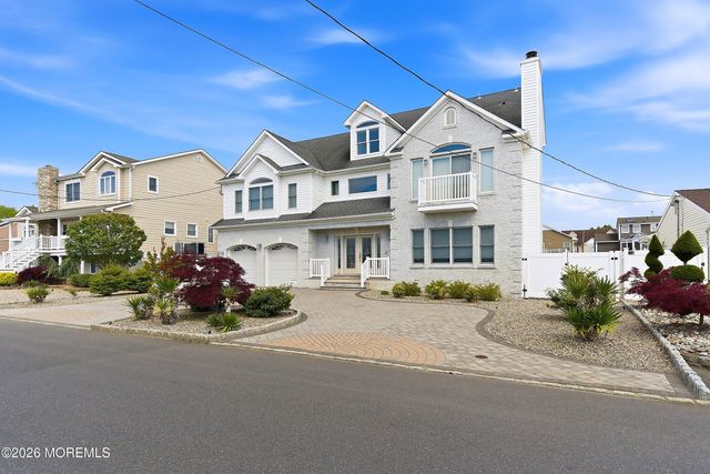 17 Lagoon Drive W, Toms River, NJ 08753