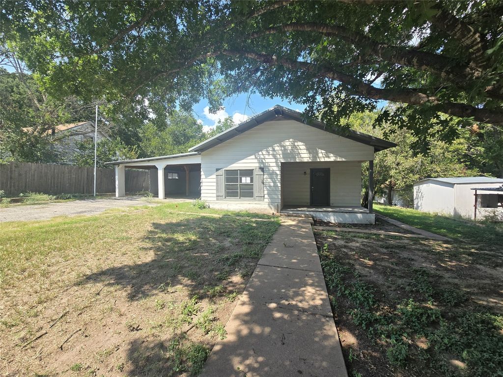 303 S Lloyd Street, Hamilton, TX 76531