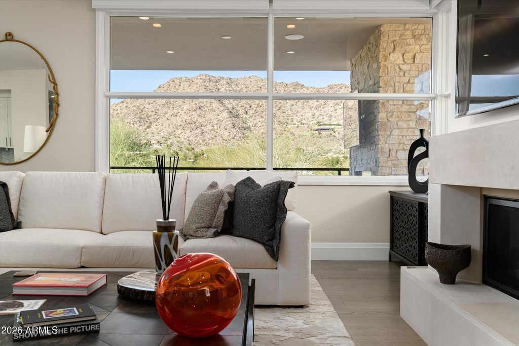 Image 10 of property listing at 5572 E STELLA Lane, Paradise Valley, AZ 85253