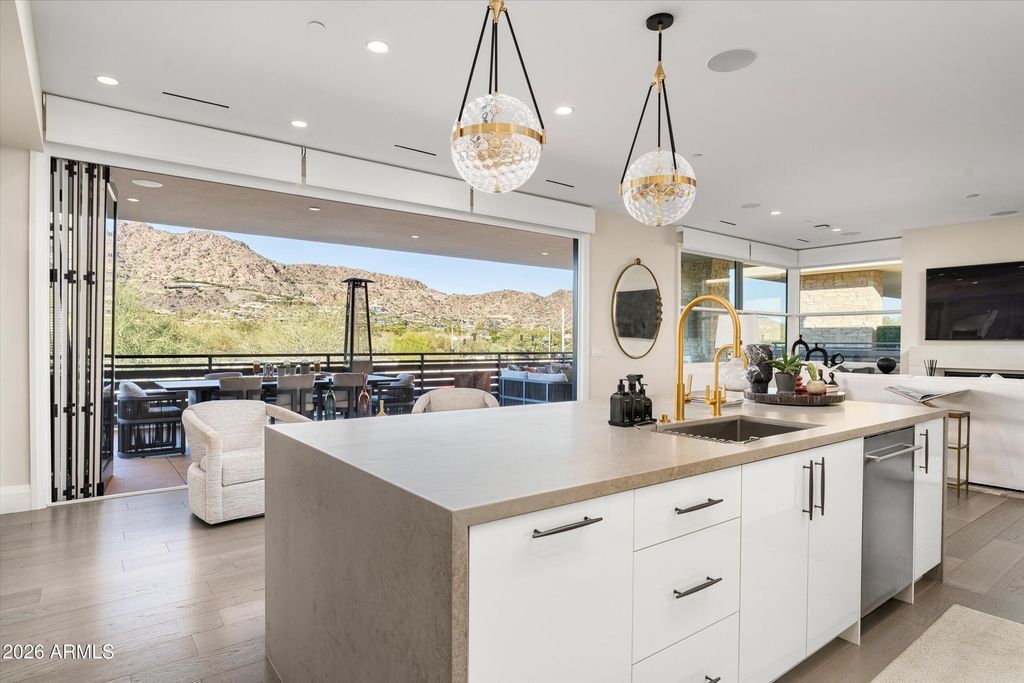 Image 11 of property listing at 5572 E STELLA Lane, Paradise Valley, AZ 85253